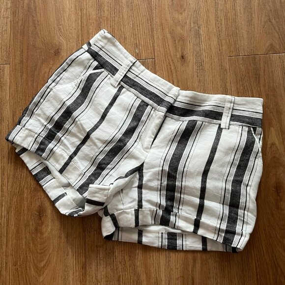 Express Mid Rise Pull On Trouser Shorts Stripe White Black Women’s Size 4 - Picture 1 of 7